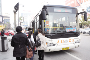首末班時(shí)間調(diào)整，部分線路臨時(shí)改道—今日起公交線路有變化