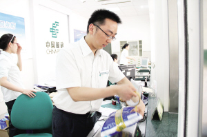 持雙證的郵政系統(tǒng)大明星  陳曉春每天辦理成百上千件業(yè)務(wù)，用微笑迎接每一位客戶 