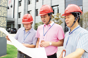 以前，他帶領(lǐng)他的小施工隊(duì)活躍在太倉(cāng)的建筑行業(yè)；現(xiàn)在，他創(chuàng)建的集團(tuán)公司年完成施工產(chǎn)值8億元——倪建榮    8年筑起廣廈千萬(wàn)平方米