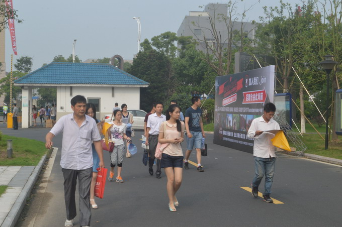 2014夏季大型招聘會(huì)勝利閉幕,太倉人才網(wǎng)陽光開啟網(wǎng)絡(luò)專場(chǎng)